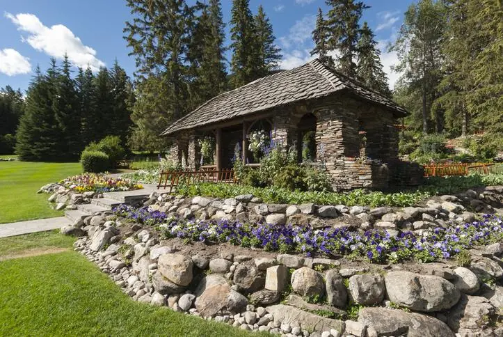 piękny ogródek kamienny przy domku